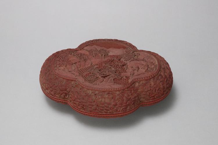 剔红砍樵图海棠式盒