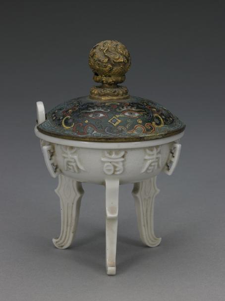 德化窑白釉凸寿字出戟三足鼎