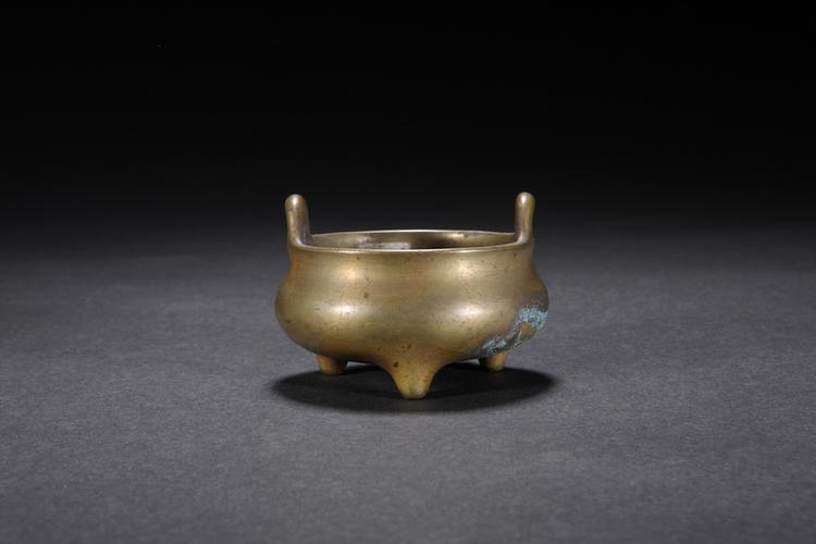 宣德款铜冲耳三足炉