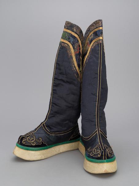 石青色缎绒云纹头尖底靴