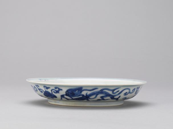 万历款外青花灵芝螭纹内红绿彩花鸟纹盘