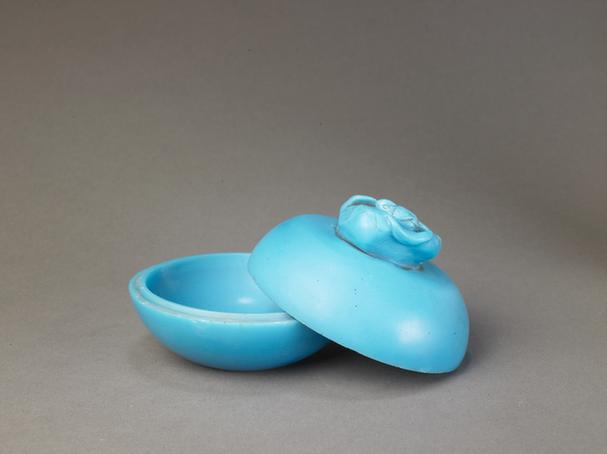 乾隆款天蓝色玻璃圆盒