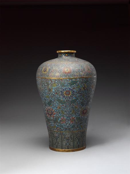 乾隆款掐丝珐琅勾莲蕉叶纹梅瓶