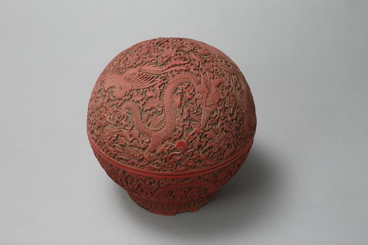 剔红龙凤纹球式盒