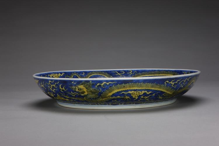 康熙款蓝地黄云龙纹盘