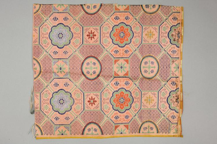 粉色地团花龟背纹天华锦