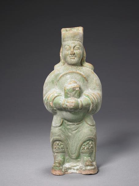 陶绿釉捧物立俑