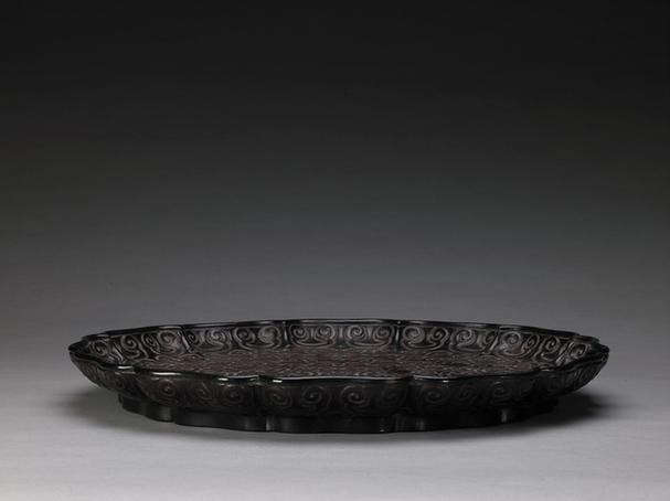 乾隆款剔犀如意云纹盘