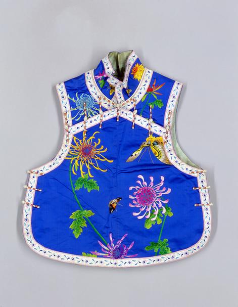 蓝色缎绣菊蝶纹镶边琵琶襟夹小坎肩