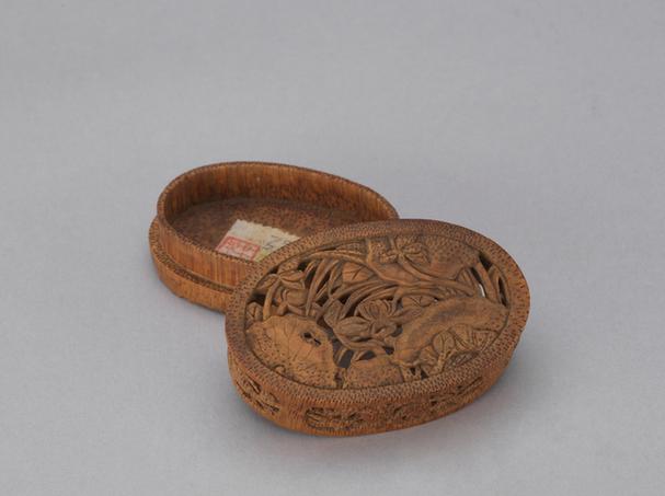 竹根透雕荷花纹小盒