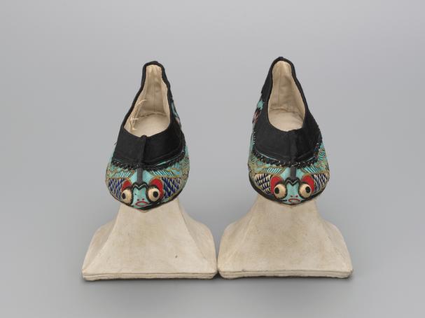 月白色缎绣花卉纹花盆底鞋