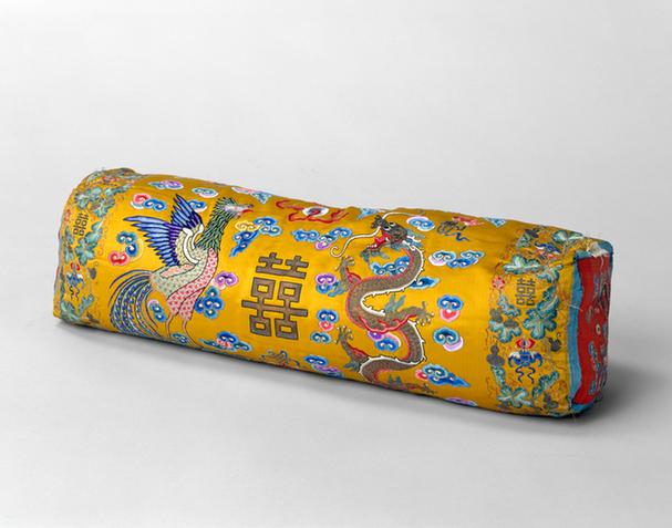 黄色缎绣葫芦万字龙凤纹枕头