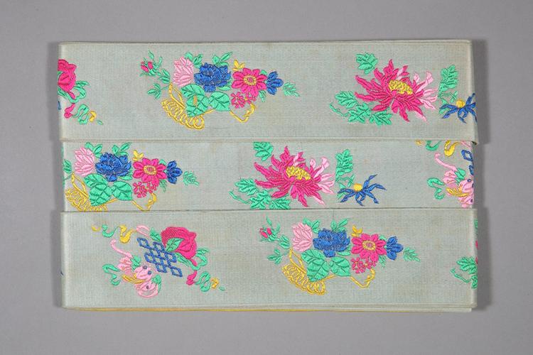 湖色缎地花篮菊蝠桃盘肠纹绦