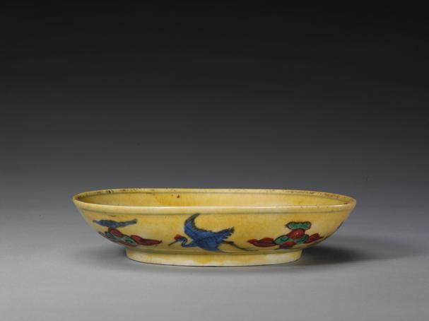 万历款五彩里龙外云鹤纹盘