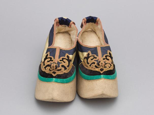 黄色缎补绒云纹头尖底鞋