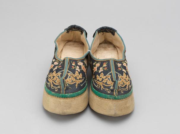 石青色缎打籽绣花卉纹尖底鞋