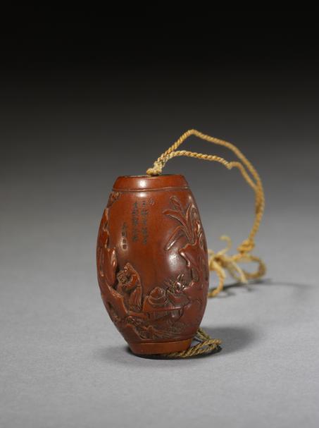 桃核透雕人物图橄榄式盒