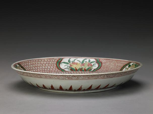 五彩锦地开光博古图盘