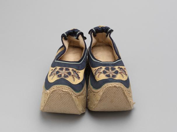 米色缎缉线绣钉蓝缎花卉纹皂鞋