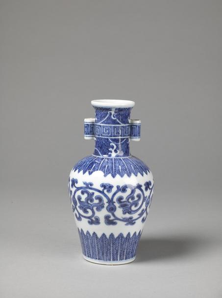 乾隆款青花海石榴纹贯耳瓶