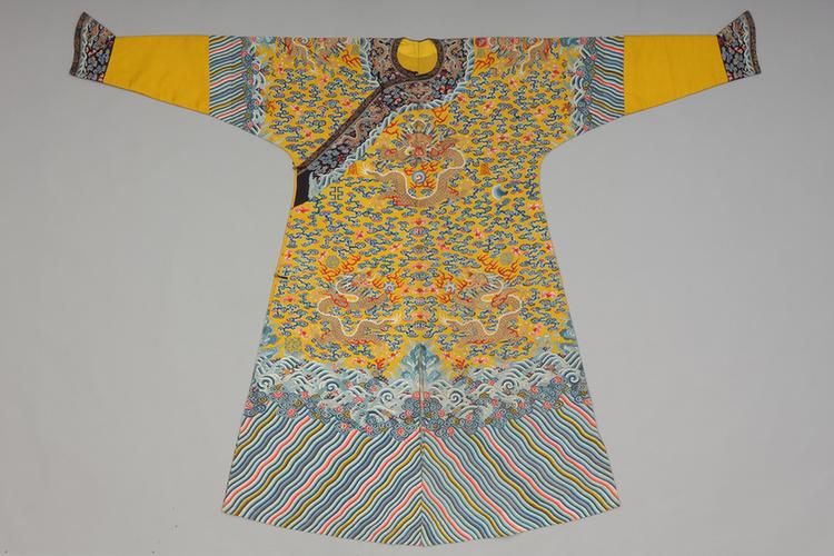 明黄色缂丝彩云蝠金龙纹男单龙袍