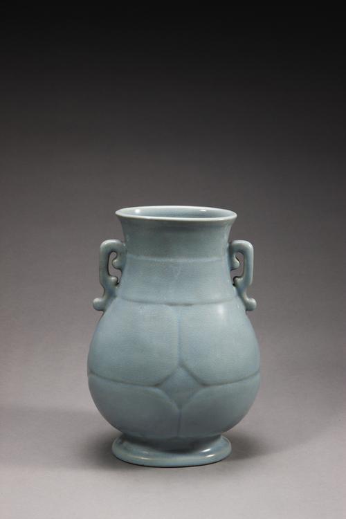 雍正款仿汝釉双耳扁瓶