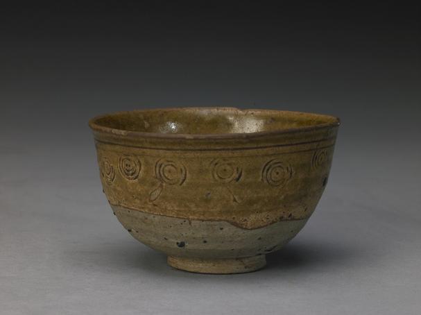 青釉刻花弦纹杯