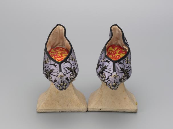 雪灰色缎绣葡萄纹花盆底女夹鞋