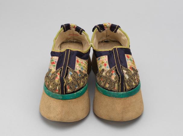 白色绫满绣补绒云纹头尖底鞋