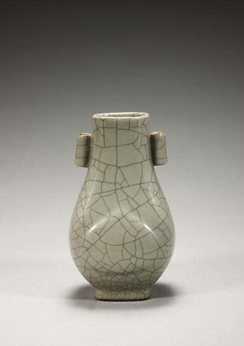 雍正款仿哥釉贯耳方瓶