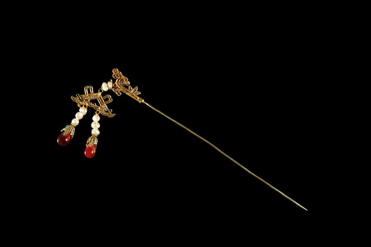 银镀金嵌珠宝吉庆纹流苏