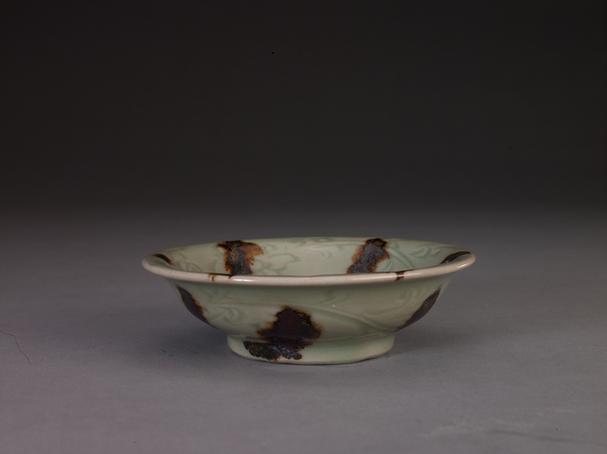 龙泉窑青釉褐斑划花碟