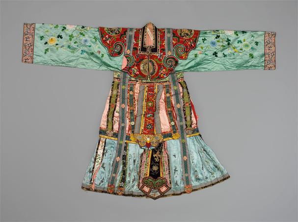 湖绿色缎绣折枝菊纹宫衣