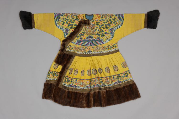 明黄色缂丝彩云金龙纹镶皮边男夹朝袍