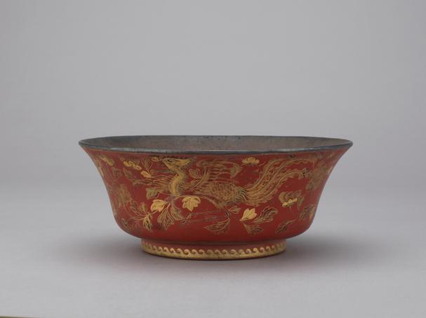 乾隆款红漆描金丹凤牡丹纹银里撇口碗