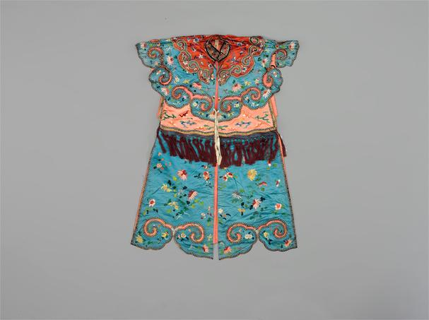 月白色缎绣折枝菊梅纹排穗宫搭