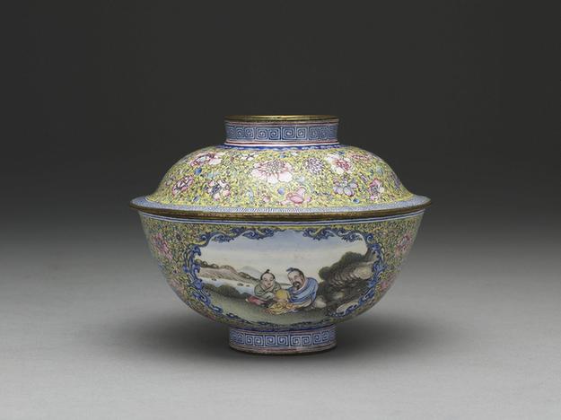 乾隆款 铜胎画珐瑯黄地彩花开光人物盖碗