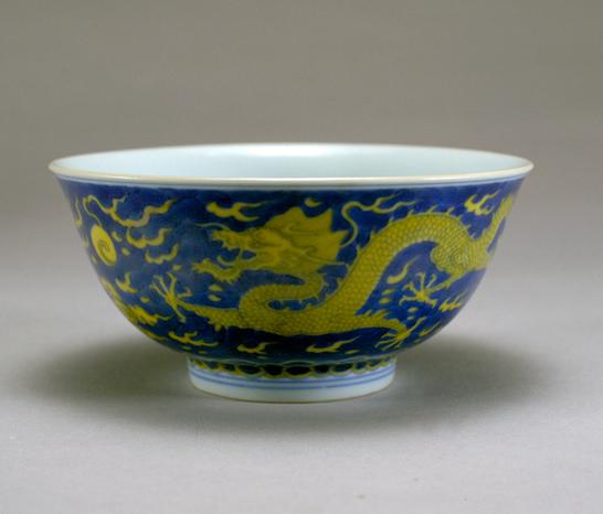 乾隆款青花地黄彩云龙纹碗