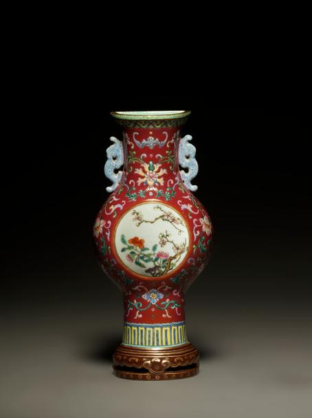 乾隆款紫地粉彩缠枝莲纹开光花卉双耳壁瓶