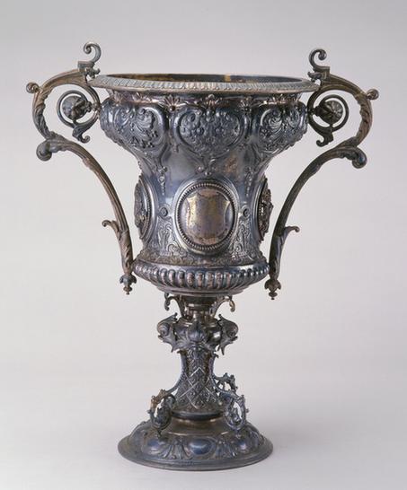 银凸花双耳高足杯