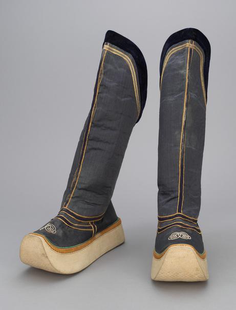 石青色缎钉米珠皂靴