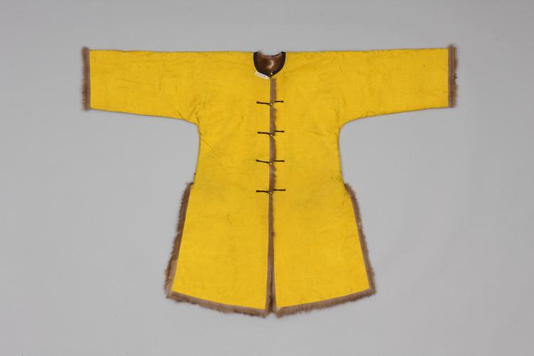 明黄色江山万代纹暗花江绸貂皮端罩