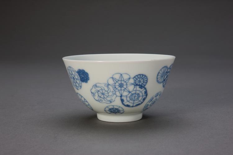 青花团花纹碗
