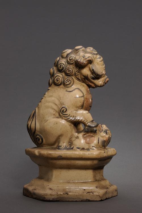 彭城窑白釉赭彩狮