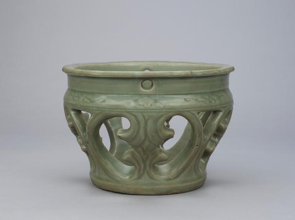 龙泉窑青釉镂空器座