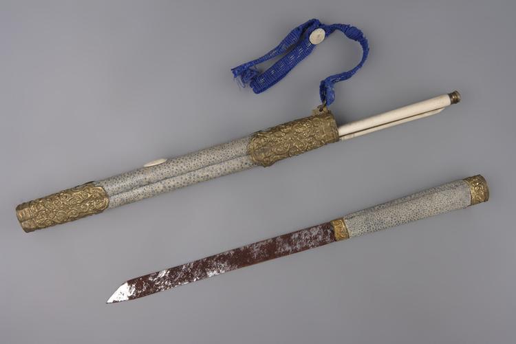 灰漆皮包铜镀金鞘刀