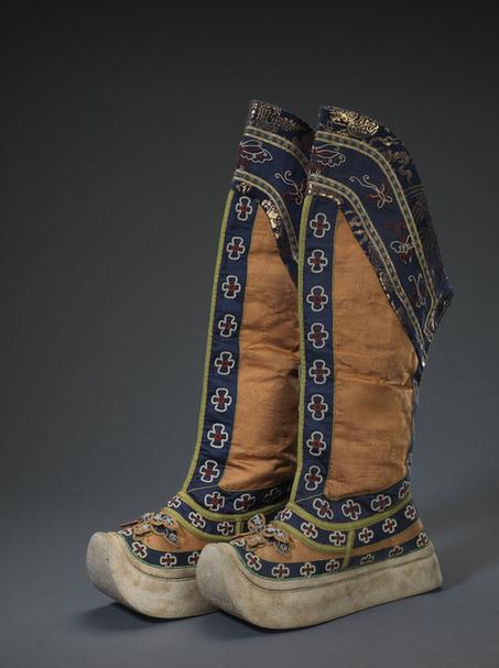 杏黄色缎缉线绣米珠皂靴