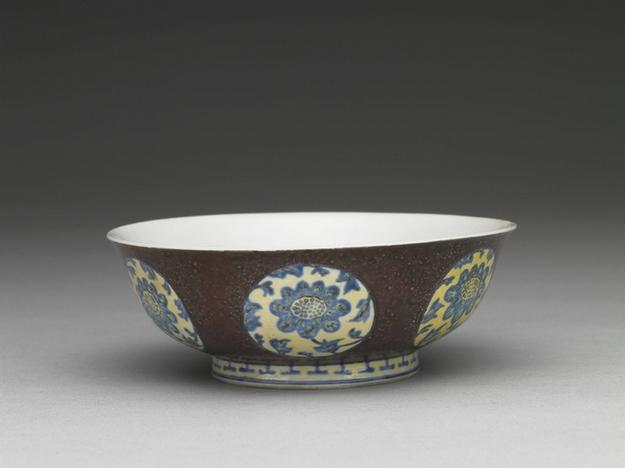 珐瑯彩紫地团花浅碗