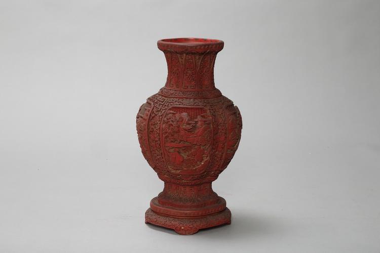 剔红缠枝莲纹开光山水人物图海棠式瓶