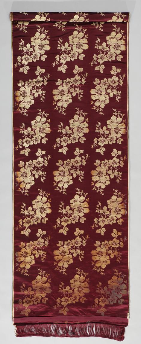 绛紫色大花纹织金缎